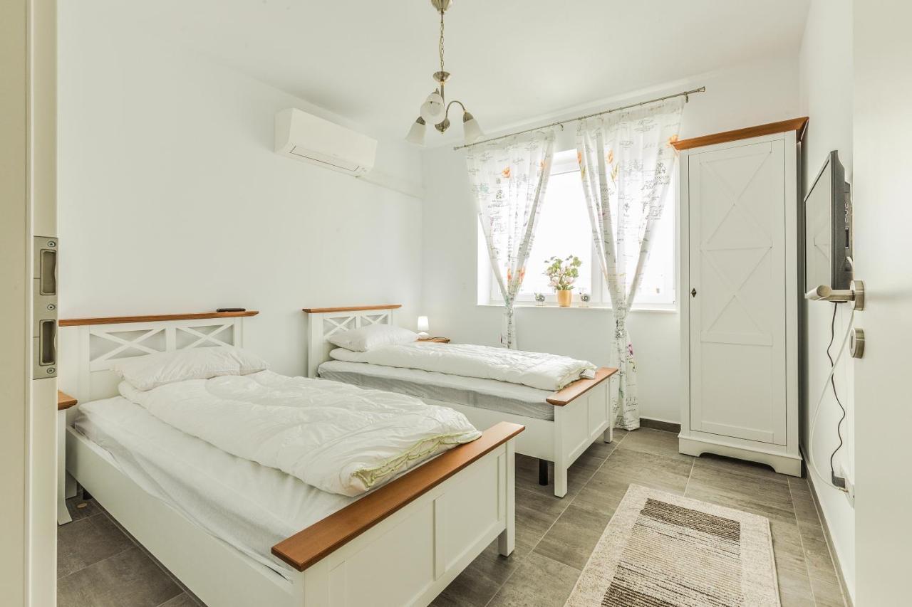 Elegant Sophia'S Apartment Brasov Exterior photo